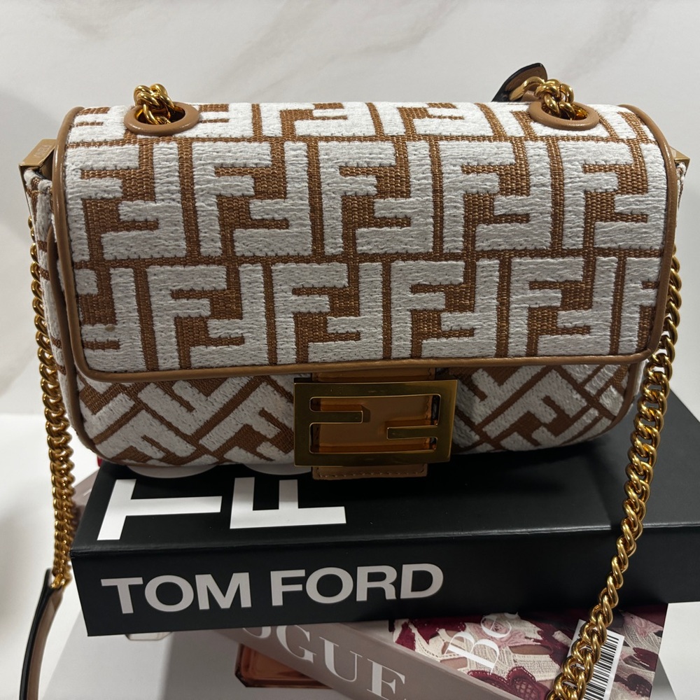 BRAND NEW AUTHENTIC MIDI FENDI BAUGETTE SHOULDER BAG